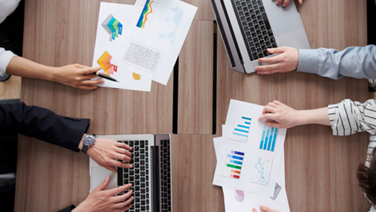 その2。テーブルの上に資料を広げて打ち合わせをしている様子