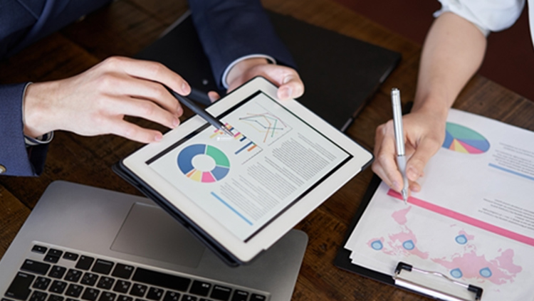 その3。設計図を見せながら、スタッフが解決策を提案している様子