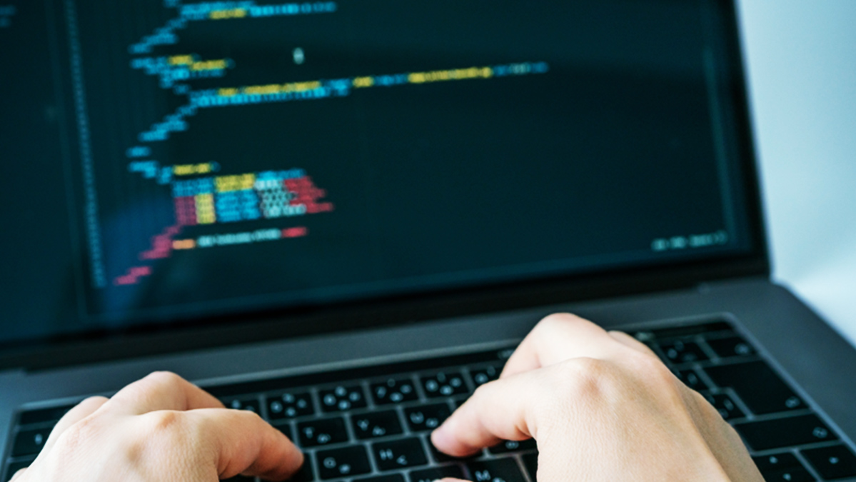 サービス対応のために、パソコンでコーディングをしている様子