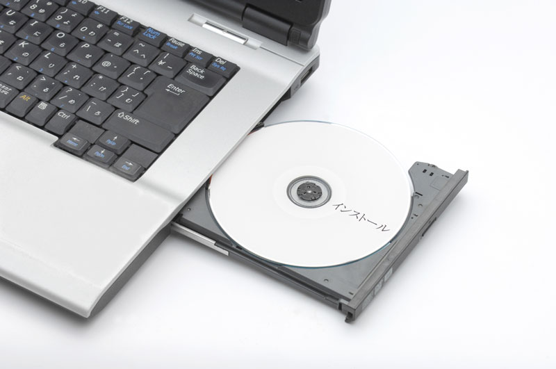 アプリインストールCDをパソコンのディスクドライバにセットしている様子